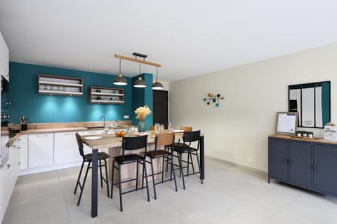 Kitchen or kitchenette, Living room, Seating area, Dining area, air conditioner