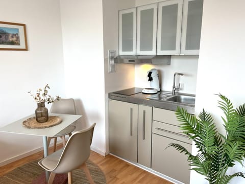 Coffee/tea facilities, Kitchen or kitchenette, Dining area