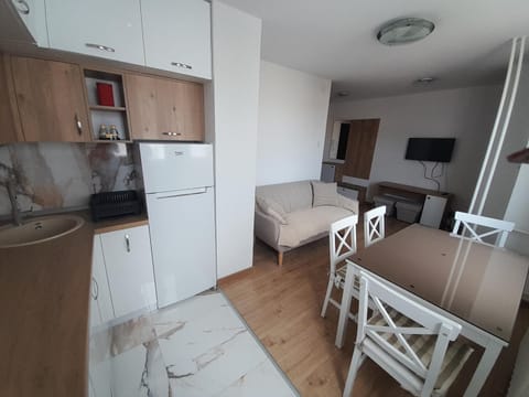 TV and multimedia, Kitchen or kitchenette, Living room, Seating area, Dining area