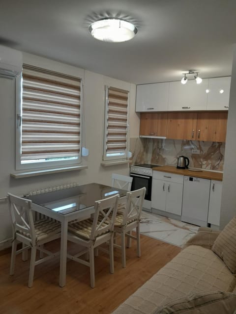 Coffee/tea facilities, Kitchen or kitchenette, Living room, Dining area, stove