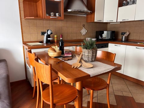 Kitchen or kitchenette, Dining area, stove