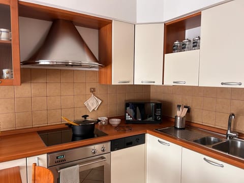 Coffee/tea facilities, Kitchen or kitchenette, dishwasher, stove