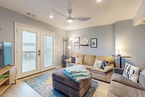 Lake Front Lookout Apartment in Village Four Seasons