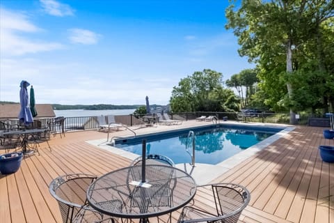 Lake Front Lookout Apartment in Village Four Seasons