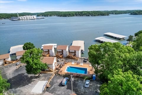 Lake Front Lookout Apartment in Village Four Seasons