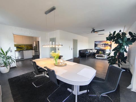 Kitchen or kitchenette, Living room, Seating area, Dining area