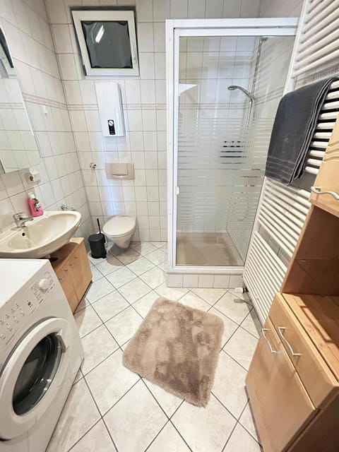 Shower, Toilet, Bathroom, towels, washing machine