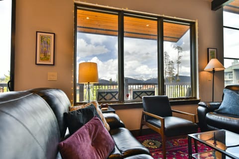 Lodgepole Lookout: Panoramic Mountain Views Apartment in Wildernest