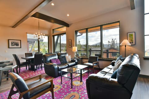 Lodgepole Lookout: Panoramic Mountain Views Apartment in Wildernest