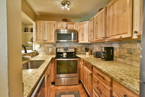 Flying Dutchman Mountainside Condo: Pool/Hot Tub Apartment in Keystone