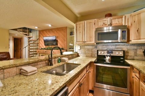 Flying Dutchman Mountainside Condo: Pool/Hot Tub Apartment in Keystone