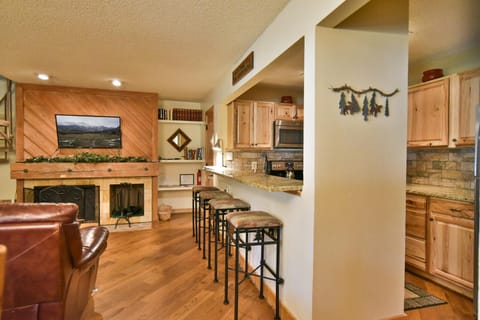 Flying Dutchman Mountainside Condo: Pool/Hot Tub Apartment in Keystone