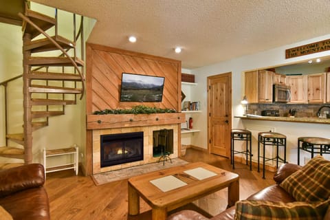 Flying Dutchman Mountainside Condo: Pool/Hot Tub Apartment in Keystone