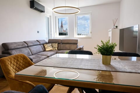 TV and multimedia, Kitchen or kitchenette, Living room, Seating area, Dining area, Lake view, group of guests, air conditioner