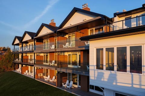 Property building, Balcony/Terrace, River view