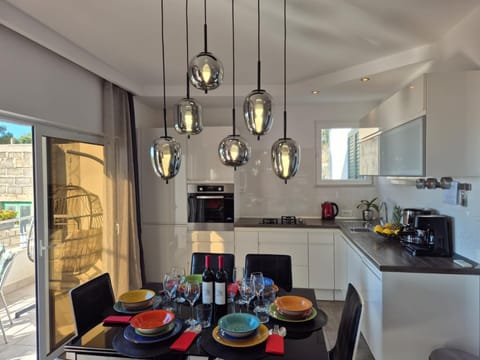 Kitchen or kitchenette, Dining area, Food, oven, toaster