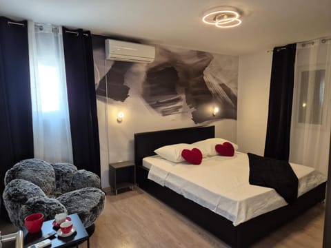 Bed, Seating area, Bedroom, air conditioner