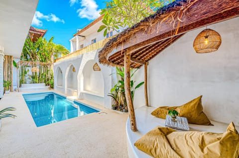 Property building, Day, Pool view, Swimming pool, sunbed