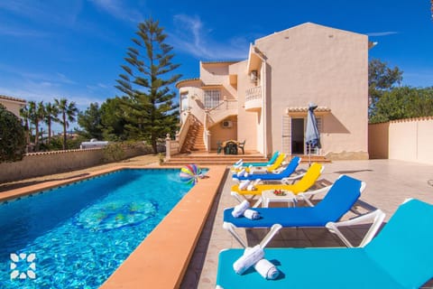 Property building, Patio, Day, Pool view, Swimming pool, sunbed