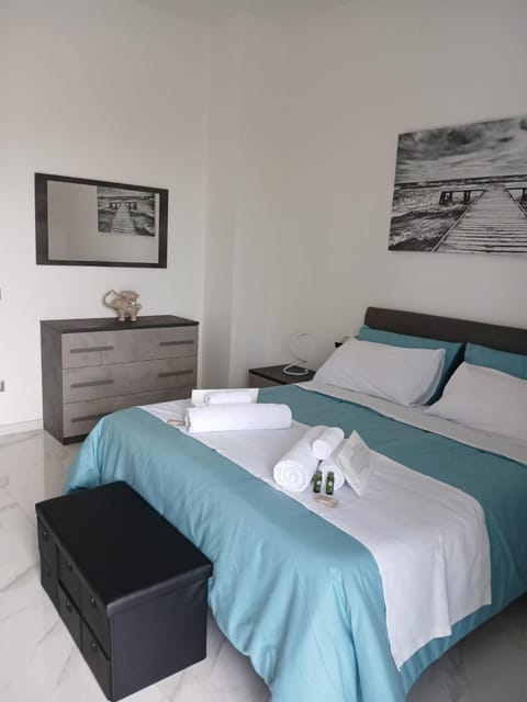 Bed, Photo of the whole room, Bedroom, towels