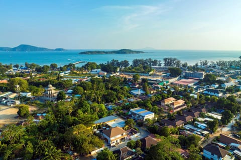 Property building, Neighbourhood, Natural landscape, Bird's eye view, Beach, Mountain view, Sea view, Street view