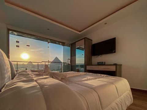 Communal lounge/ TV room, Bed, Natural landscape, TV and multimedia, Photo of the whole room, Evening entertainment, Bedroom, Sunrise, Sunset