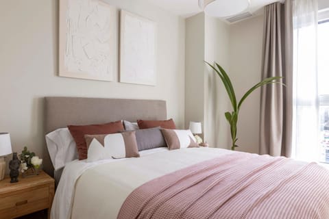 Bed, Other, Other, Other, Photo of the whole room, Decorative detail, Decorative detail, Seating area, Bedroom, towels, towels