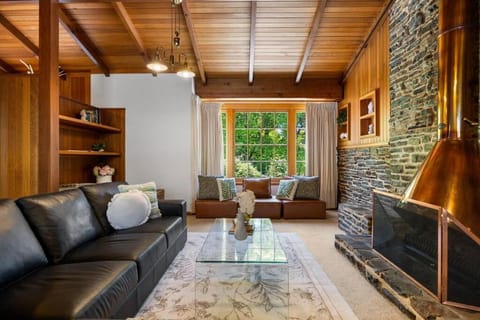 Living room, Seating area, fireplace