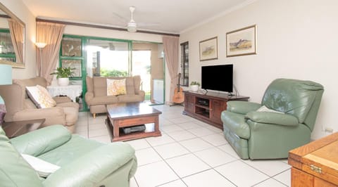 Communal lounge/ TV room, TV and multimedia, Living room, Seating area, Evening entertainment