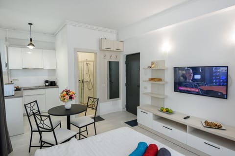 Bed, TV and multimedia, Kitchen or kitchenette, Photo of the whole room, Seating area, Dining area, Bedroom, air conditioner