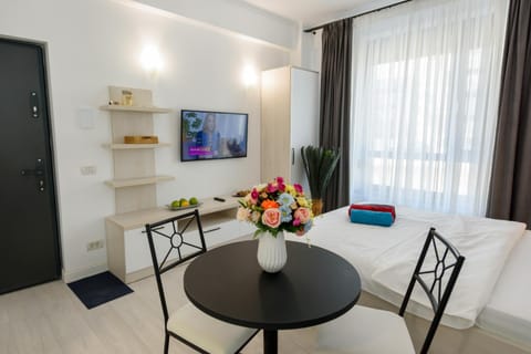 Bed, TV and multimedia, Living room, Photo of the whole room, Seating area, Dining area, Bedroom, towels
