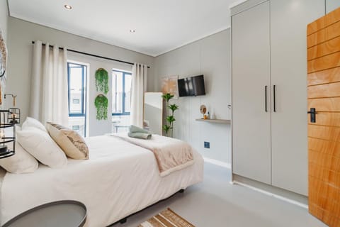 Bed, TV and multimedia, Photo of the whole room, Bedroom, wardrobe