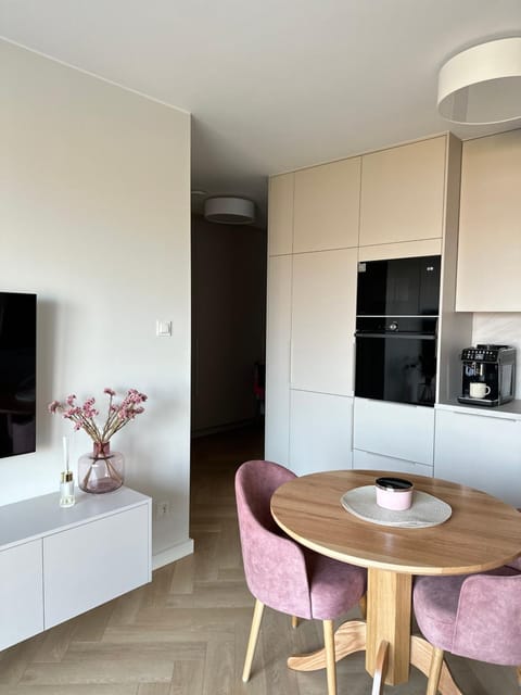 Coffee/tea facilities, Kitchen or kitchenette, Dining area, oven