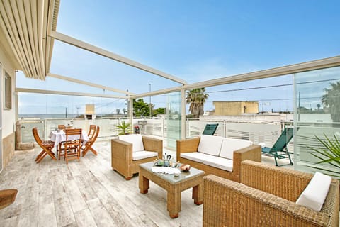 Seating area, Dining area, Sea view