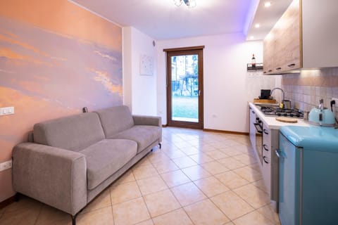 Kitchen or kitchenette, Living room, Seating area, Dining area, Garden view, pet friendly, stove, toaster