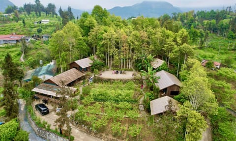 Property building, Neighbourhood, Natural landscape, Bird's eye view, Garden, Mountain view