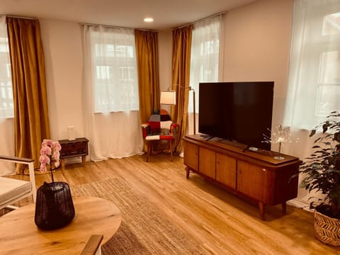TV and multimedia, Living room, Seating area, Evening entertainment