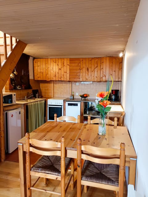 Kitchen or kitchenette, Dining area, dishwasher, oven, stove