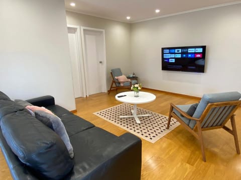 Cosy family house in Massey with Good View House in Auckland