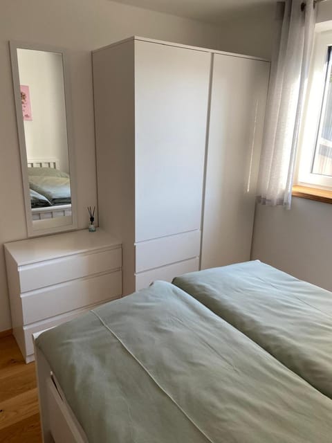 Photo of the whole room, Bedroom, wardrobe