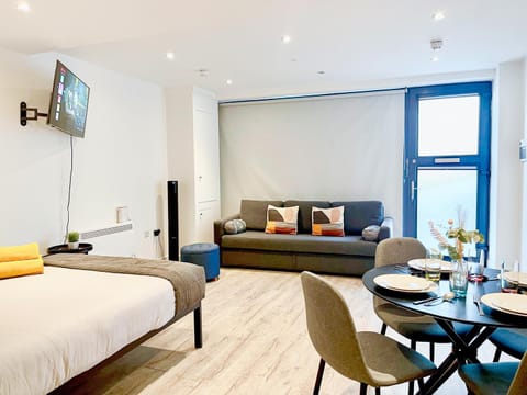 Communal lounge/ TV room, Bed, TV and multimedia, Living room, Other, Photo of the whole room, Seating area, Dining area, Evening entertainment, Bedroom