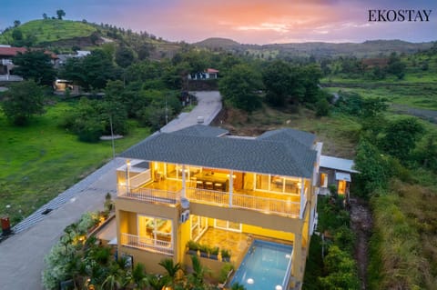Property building, Neighbourhood, Natural landscape, Mountain view, Pool view, Sunset