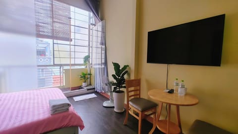 Communal lounge/ TV room, Bed, TV and multimedia, Living room, Photo of the whole room, Seating area, Evening entertainment, Bedroom