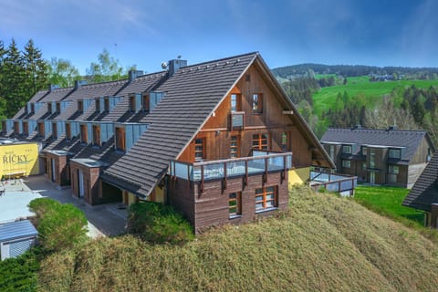 Property building, Spring, Day, Natural landscape, Balcony/Terrace, Balcony/Terrace, Mountain view