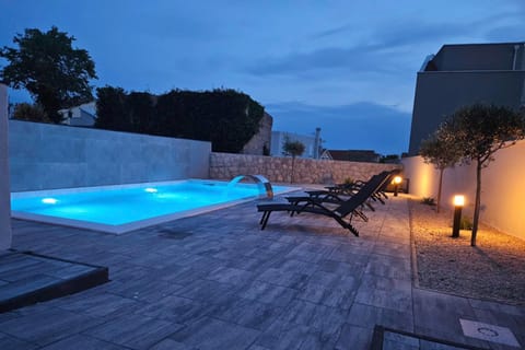 Swimming pool, sunbed