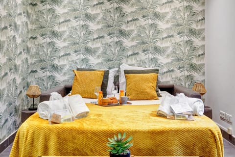 Bed, Living room, towels