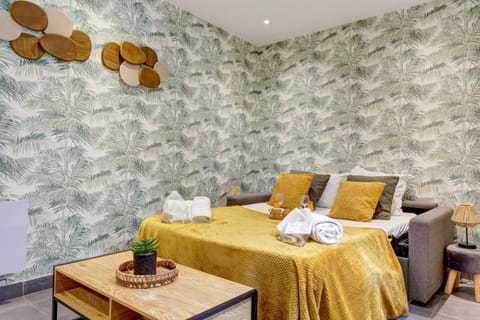 Bed, Living room, Seating area, towels