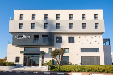 Property building, Facade/entrance, Day