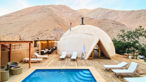 Facade/entrance, Balcony/Terrace, Lounge or bar, Swimming pool