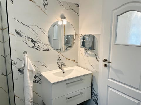 Bathroom, hair dryier, towels